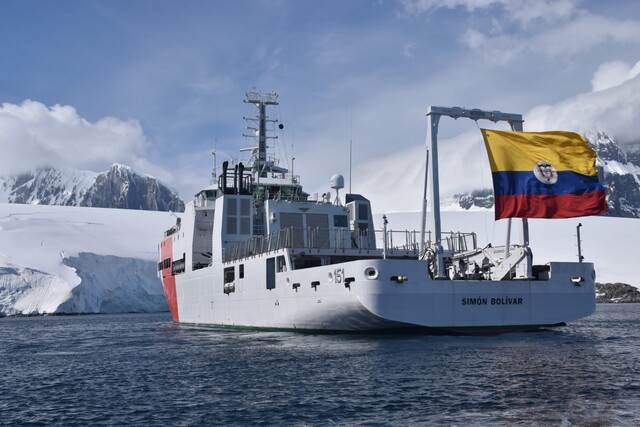 Armada colombiana completó su décima expedición en la Antártica 1 Armada colombiana completó su décima expedición en la Antártica Culminó la décima expedición Antártica realizada por la Armada colombiana, que esta vez remontó 8.500 millas náuticas hasta llegar al 'Continente Blanco' en el buque de investigación científica marina ARC 'Simón Bolívar', de fabricación local, que llevaba a bordo 95 tripulantes.