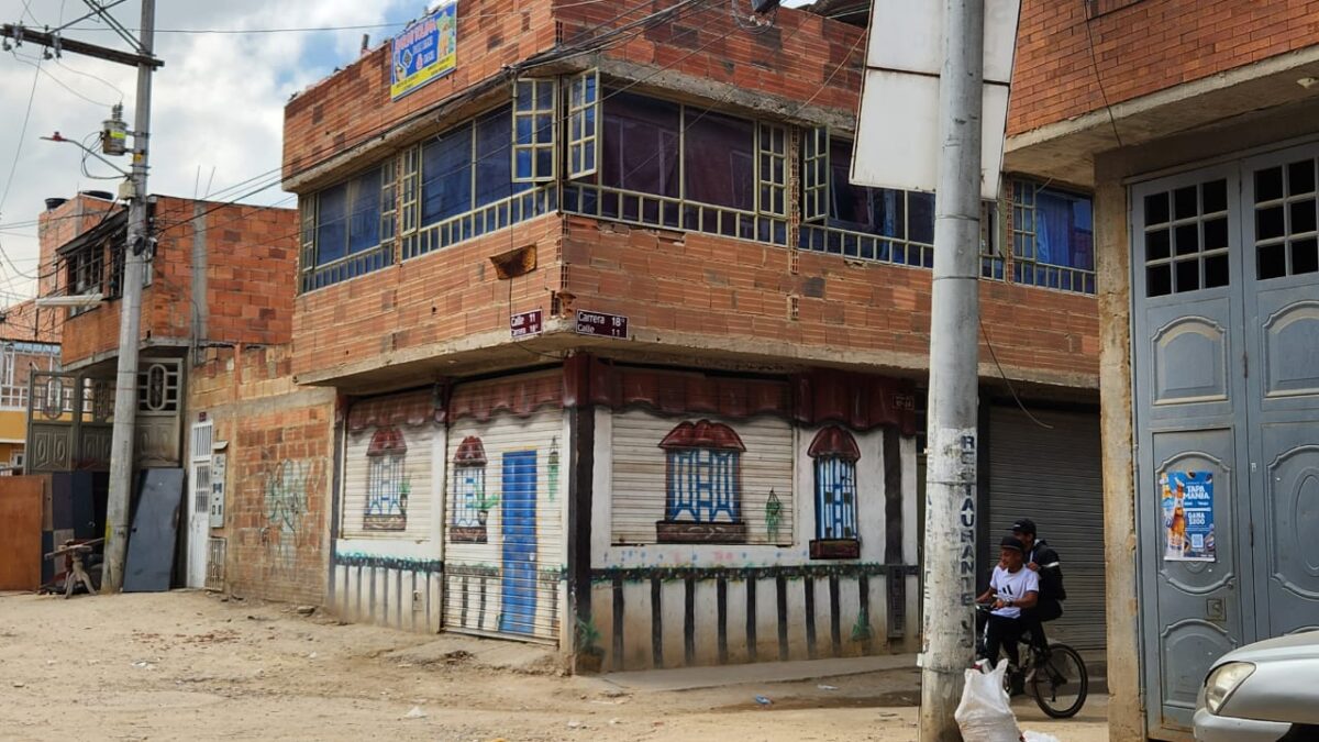 Asesinan a Cristian en bolirana de Soacha Cristian Esteban Morales perdió la vida tras ser atacado a bala cuando se encontraba departiendo en una bolirrana, en el municipio de Soacha. Una mujer que lo acompañaba resultó herida.