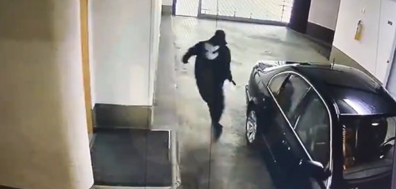 Así fue como acabaron con la vida del empresario Roberto Franco en la 93 El empresario Roberto Franco fue asesinado la mañana de este miércoles mientras llegaba a su oficina en la 93. Este es el video del momento en que sicarios le disparan.