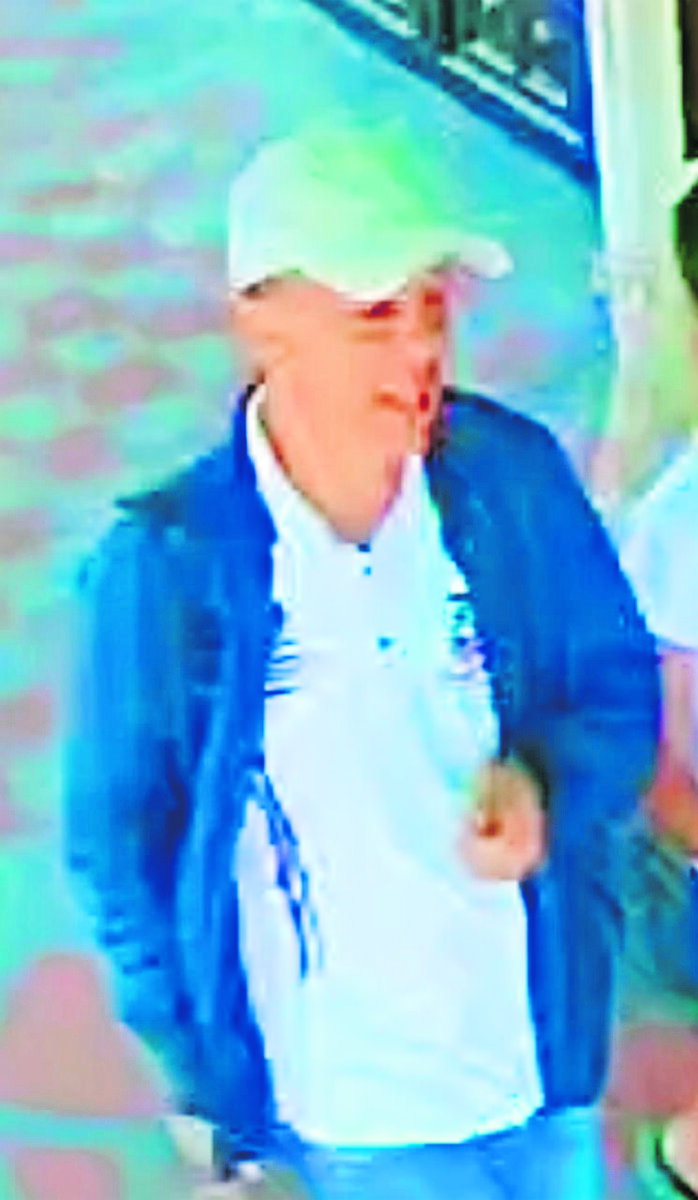 Así fue como falso profesor engañó a menor en Ciudad Bolívar para cometer hurto Una familia denunció ser víctima de un sujeto que se hace pasar como profesor para engañar a menores de edad y cometer robos en el barrio Casa Linda. Q'HUBO habló con los afectados y conoció los detalles de este caso.