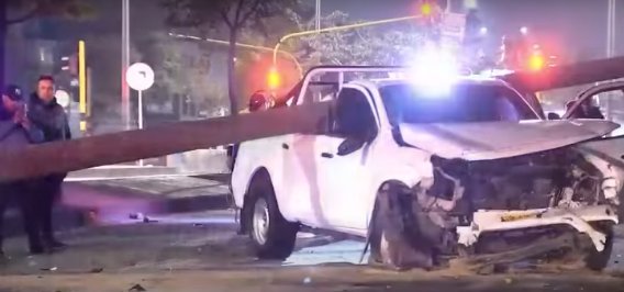 Así fue el fuerte accidente de tránsito que involucraría a agentes de la Sijin Un carro que, al parecer, pertenece a la Sijin protagonizó un impactante accidente de tránsito en la madrugada de este viernes.