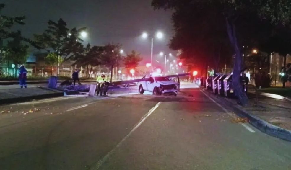Así fue el fuerte accidente de tránsito que involucraría a agentes de la Sijin Un carro que, al parecer, pertenece a la Sijin protagonizó un impactante accidente de tránsito en la madrugada de este viernes.