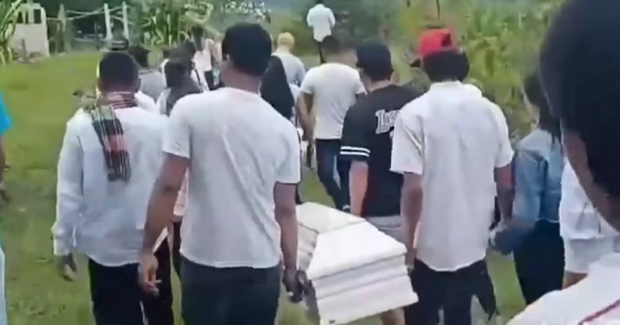 Así fue el sepelio del pequeño Dilan Santiago 1 Así fue el sepelio del pequeño Dilan Santiago La familia del pequeño Dilan Santiago le dio el último adiós en la vereda Mesa de Polo (Tolima).