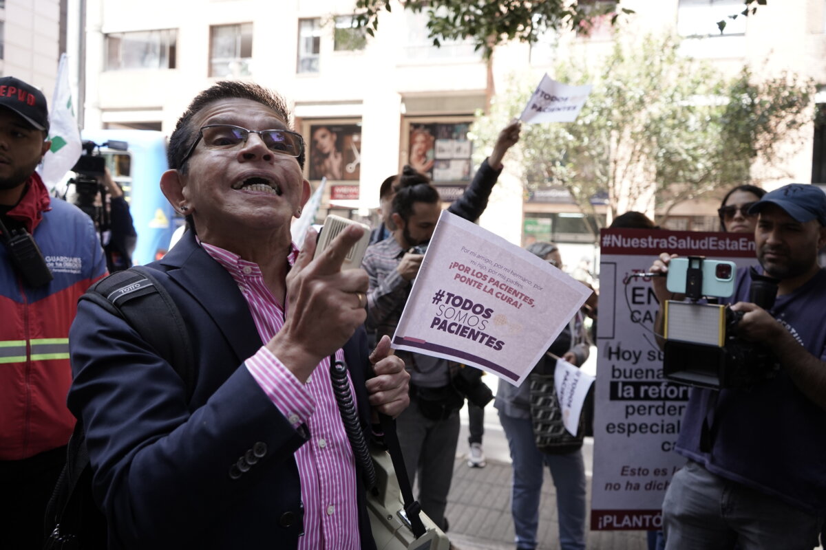 Así fue la movilización en contra de la reforma a la salud La cita se dio alrededor de las 10:00 a.m., hora en que fue convocado el plantón por parte del movimiento social Pacientes Colombia, bajo la premisa "Nuestra salud está en juego".