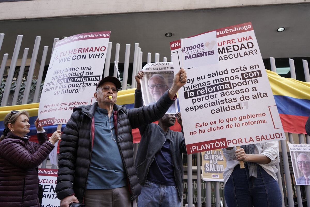 Así fue la movilización en contra de la reforma a la salud La cita se dio alrededor de las 10:00 a.m., hora en que fue convocado el plantón por parte del movimiento social Pacientes Colombia, bajo la premisa "Nuestra salud está en juego".