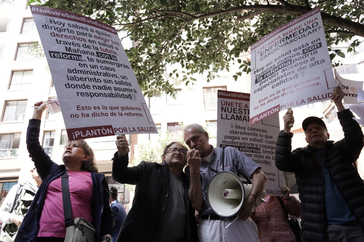 Así fue la movilización en contra de la reforma a la salud La cita se dio alrededor de las 10:00 a.m., hora en que fue convocado el plantón por parte del movimiento social Pacientes Colombia, bajo la premisa "Nuestra salud está en juego".