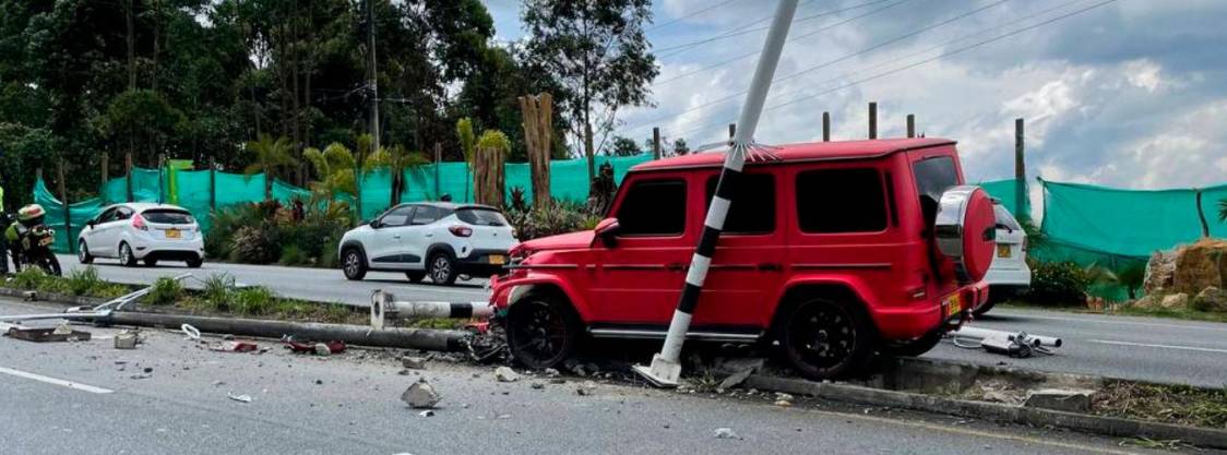 Así quedó el carro en el que viajaba Ryan Castro después de estrellarse contra un separador 1 Así quedó el carro en el que viajaba Ryan Castro después de estrellarse contra un separador El reconocido cantante de reguetón, Ryan Castro, iba como acompañante en el carro de alta gama.