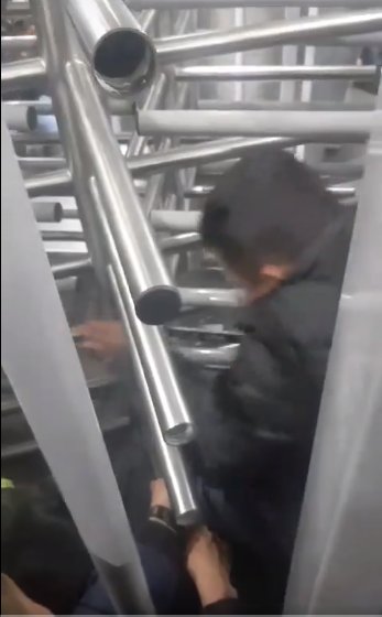 Así rescataron a una perrita que quedó atrapada en los torniquetes anticolados de TransMilenio 2 Así rescataron a una perrita que quedó atrapada en los torniquetes anticolados de TransMilenio Una perrita estuvo atrapada por al menos una hora en una puerta anticolados de una estación de TransMilenio. Según la dueña de la mascota, no recibieron ayuda y su esposo tuvo que cortar un barrote de la puerta. Ante esto, un funcionario del Sistema presuntamente le exigió pagar una multa por "daño a bien ajeno".