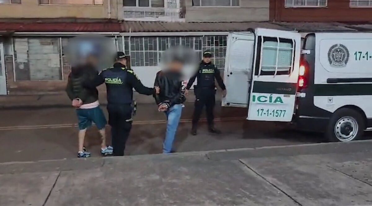 Autoridades capturaron a pillos que estaban robando carros en Engativá 1 Autoridades capturaron a pillos que estaban robando carros en Engativá La Policía Metropolitana de Bogotá capturó a tres sujetos que intentaban robar un carro en la localidad de Engativá. Además, inmovilizó el vehículo en el que se transportaban.