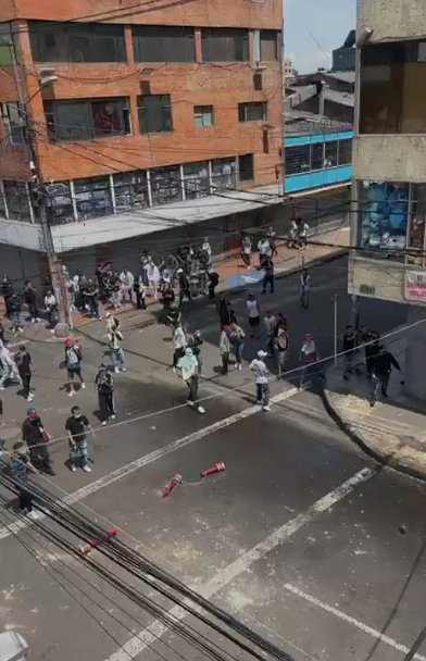 Autoridades se pronuncian frente al herido que dejaron los disturbios en San Andresito 1 Autoridades se pronuncian frente al herido que dejaron los disturbios en San Andresito Durante la tarde de este lunes se presentaron enfrentamientos entre comerciantes de San Andresito San José y la fuerza pública. En medio de los disturbios, una persona quedó herida. Esto dicen las autoridades.