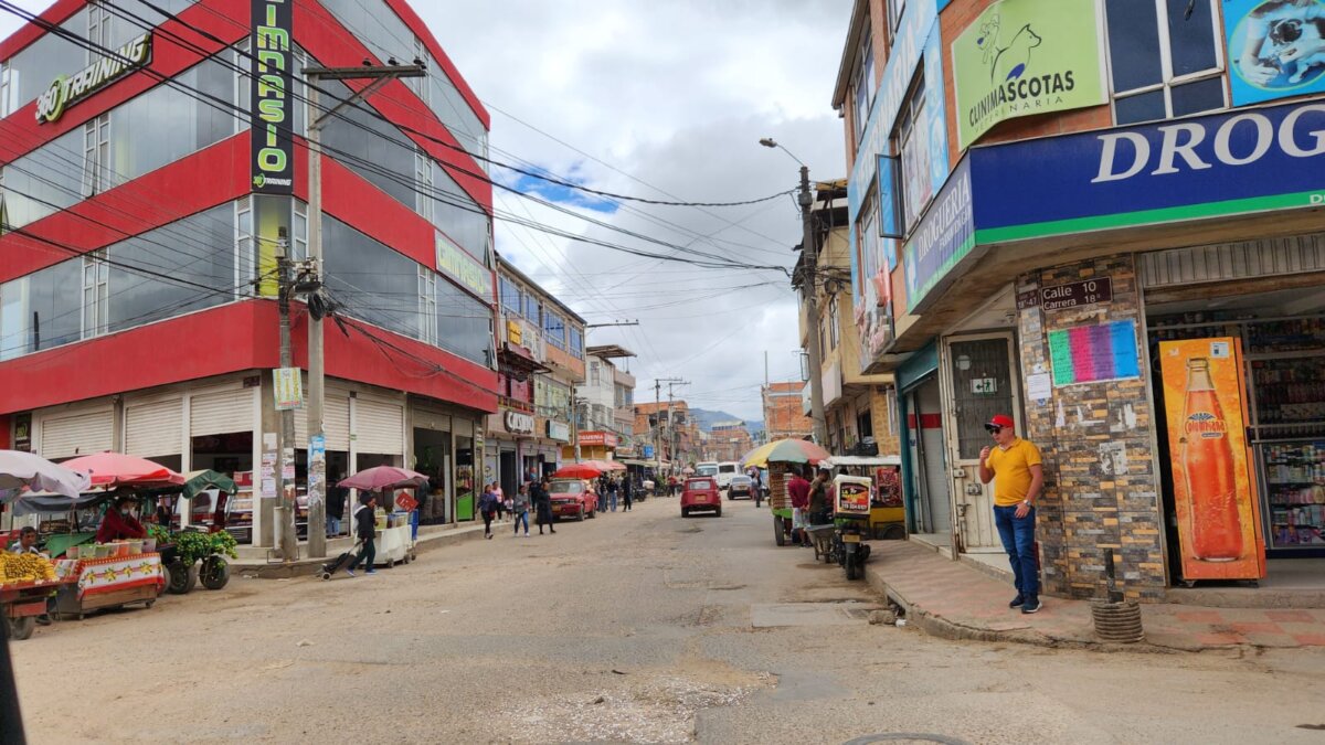 Balacera dejó sin vida a un joven en Soacha Como Eduardo Alberto Gómez Rodríguez fue identificada la víctima de una balacera en el barrio Danubio de Soacha. Los hechos se presentaron el pasado jueves sobre las 11 de la noche.