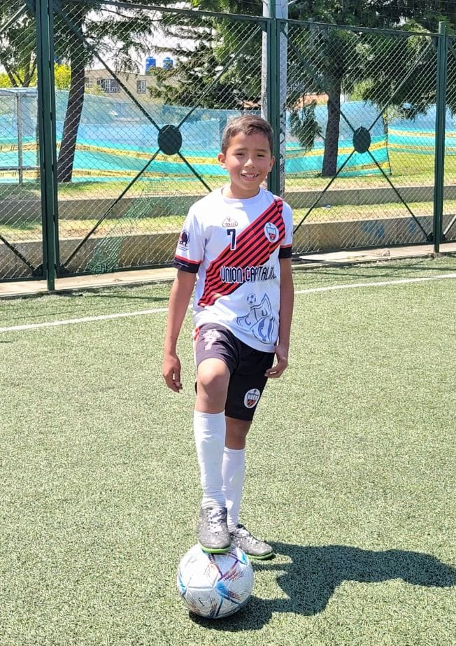 Brayan se hizo crack con la ayuda de Q`HUBO Brayan Carrillo sabe la importancia de aprovechar las oportunidades que le da la vida, pues gracias a eso hoy puede decir que es una promesa del fútbol bogotano. 