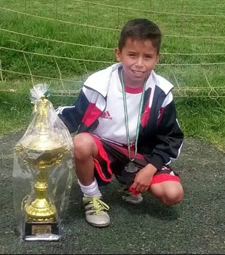 Brayan se hizo crack con la ayuda de Q`HUBO Brayan Carrillo sabe la importancia de aprovechar las oportunidades que le da la vida, pues gracias a eso hoy puede decir que es una promesa del fútbol bogotano. 