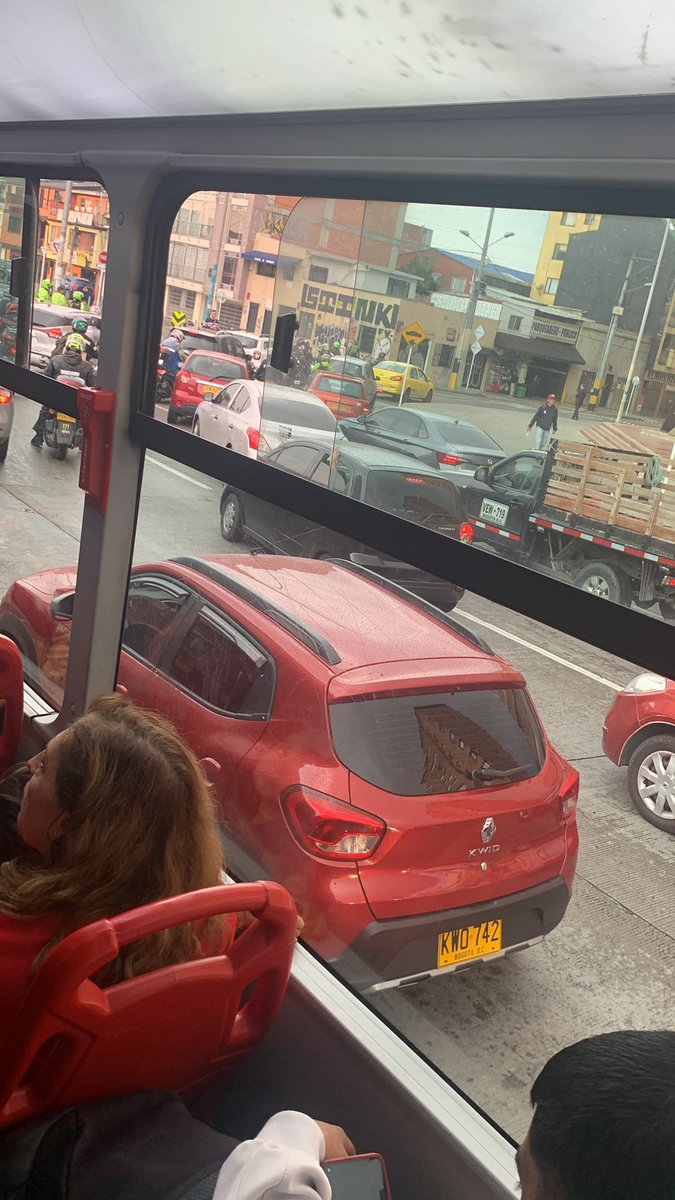 Caos en la movilidad por manifestaciones en Av. El Dorado 1 Caos en la movilidad por manifestaciones en Av. El Dorado A esta hora se encuentran cerrada las estaciones de TransMilenio de la calle 26.