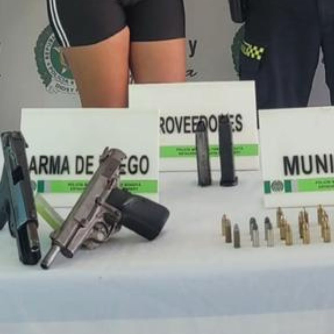 Capturan a una mujer por transportar armas de fuego en Kennedy Una joven de 24 años fue capturada en la localidad de Kennedy por porte ilegal de armas. Según las autoridades, al parecer, una banda delincuencial está utilizando mujeres para transportar estos artefactos.