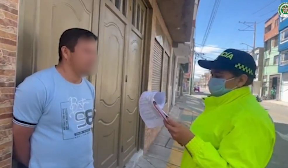Cárcel para conductor de plataforma que habría abusado de una menor en Bogotá John Javier Sánchez Mesa, conductor de plataforma, aprovechó que una menor de 15 años viajaba sola para abusar sexualmente de ella. Hoy las autoridades confirmaron que un juez de control de garantías le impuso medida de aseguramiento en establecimiento carcelario.
