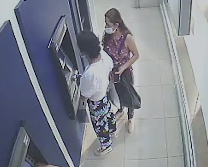 Cayó alias 'Juanita', conocida como la reina del cambiazo de tarjetas 1 Cayó alias 'Juanita', conocida como la reina del cambiazo de tarjetas En una operación coordinada bajo el despliegue de la Operación Bogotá, la Estación de Policía Aeropuerto logró la captura de una mujer de 28 años, conocida en el mundo delincuencial como la reina del cambiazo de tarjetas.