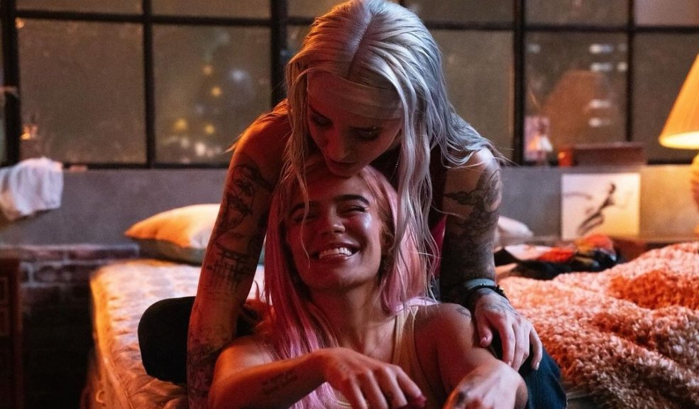 Cercanía entre Karol G y Young Miko en el video de 'Contigo' causa revuelo en redes En las últimas horas, 'La Bichota' y Tiesto estrenaron una nueva canción. En el video se ve a Karol G y Young Miko bastante unidas, tanto así que los internautas cuestionan la existencia de una presunta relación entre las dos artistas.