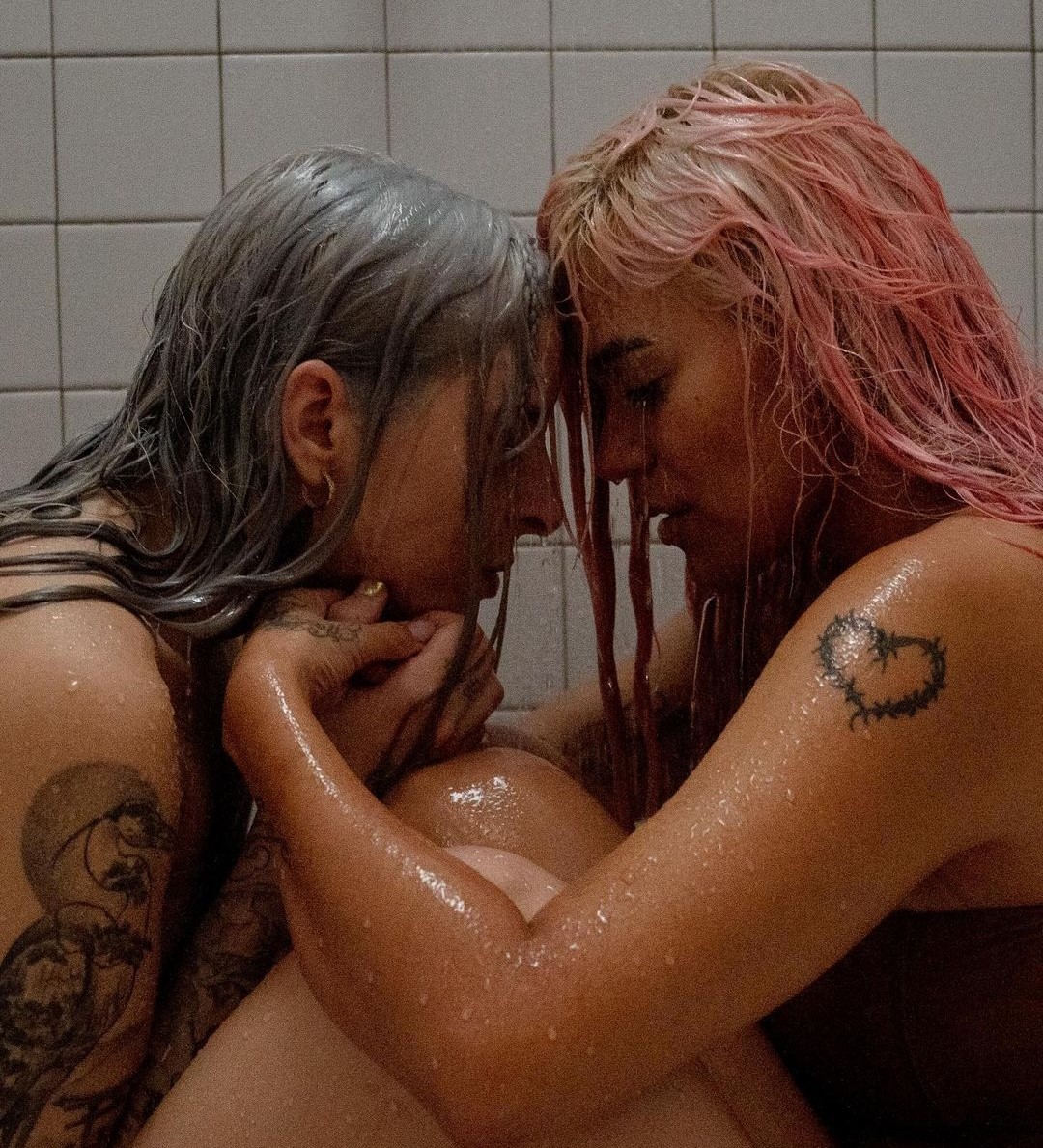 Cercanía entre Karol G y Young Miko en el video de 'Contigo' causa revuelo en redes 1 Cercanía entre Karol G y Young Miko en el video de 'Contigo' causa revuelo en redes En las últimas horas, 'La Bichota' y Tiesto estrenaron una nueva canción. En el video se ve a Karol G y Young Miko bastante unidas, tanto así que los internautas cuestionan la existencia de una presunta relación entre las dos artistas.