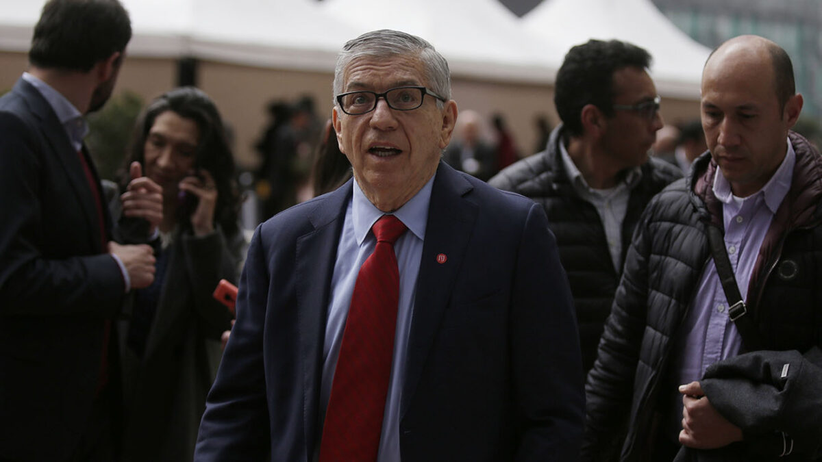 César Gaviria acusa al presidente Petro de "incurrir en actos criminales" #AsíPasó Su pronunciamiento surgió en vista de los recientes acontecimientos a las afueras del Palacio de Justicia, a donde llegaron manifestantes exigiendo la elección de la nueva Fiscal y, no conformes con el hecho de que se haya convocado a una nueva votación, intentaron entrar a la fuerza.