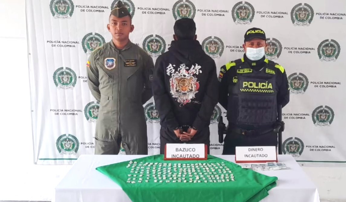 Con drones logran la captura de expendedores de droga en Ciudad Bolívar 4 Con drones logran la captura de expendedores de droga en Ciudad Bolívar #AsíPasó Los expendedores actuaban de manera natural. Sin embargo, quedaron en evidencia gracias a los sistemas aéreos remotamente tripulados de la Policía Nacional.