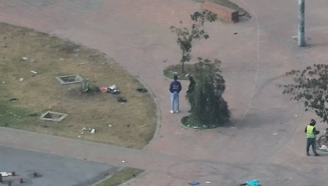 Con drones logran la captura de expendedores de droga en Ciudad Bolívar 1 Con drones logran la captura de expendedores de droga en Ciudad Bolívar #AsíPasó Los expendedores actuaban de manera natural. Sin embargo, quedaron en evidencia gracias a los sistemas aéreos remotamente tripulados de la Policía Nacional.