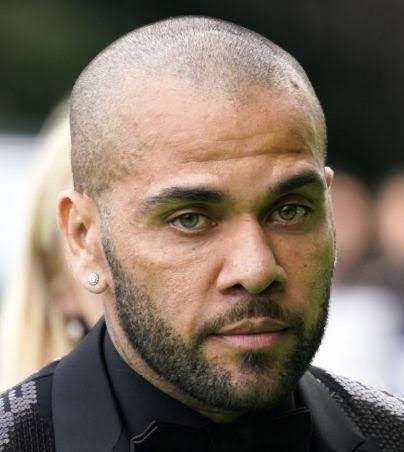 Condenan a cuatro años y medio de prisión al futbolista Dani Alves por agresión sexual La Audiencia de Barcelona ha condenado este jueves a cuatro años y medio de prisión al futbolista brasileño Dani Alves por agredir sexualmente a una joven en un lavabo de la discoteca 'Sutton' el 30 de diciembre de 2022.