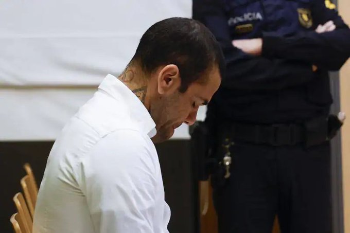 Condenan a cuatro años y medio de prisión al futbolista Dani Alves por agresión sexual La Audiencia de Barcelona ha condenado este jueves a cuatro años y medio de prisión al futbolista brasileño Dani Alves por agredir sexualmente a una joven en un lavabo de la discoteca 'Sutton' el 30 de diciembre de 2022.
