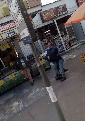 Conductor de Sitp se peleó con peatón en plena calle Un nuevo hecho de intolerancia se registró recientemente en la localidad de Fontibón, donde un conductor de Sitp dejó su vehículo estacionado con pasajeros a bordo para irse a pelear con un peatón.