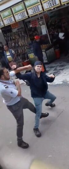 Conductor de Sitp se peleó con peatón en plena calle Un nuevo hecho de intolerancia se registró recientemente en la localidad de Fontibón, donde un conductor de Sitp dejó su vehículo estacionado con pasajeros a bordo para irse a pelear con un peatón.