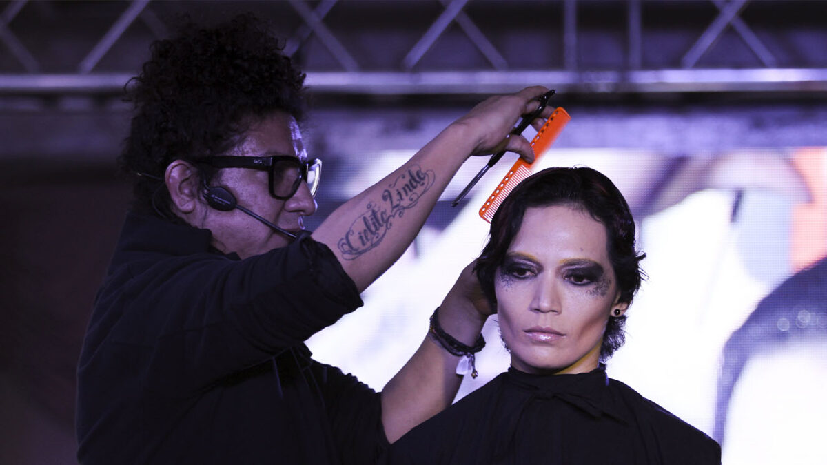 Cortes para que su cabello no se vea aburrido Un buen cambio de look empieza por el cabello, pero ni siquiera hay que pensar en que necesariamente debemos ser radicales y buscar cambios de color o decoloraciones, porque con un buen corte de cabello podemos mejorar nuestra imagen significativamente.  