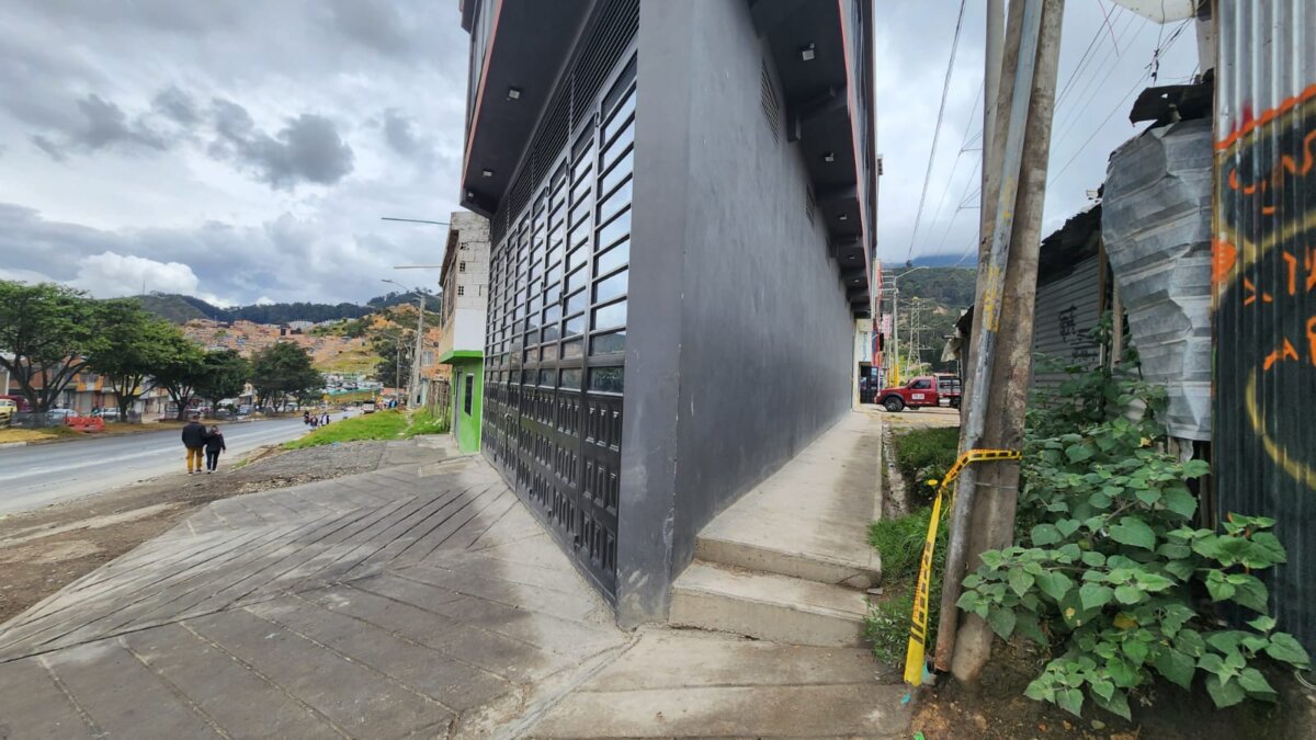 Ataque a bala en zona de residencias de Usme dejó un muerto y una herida 1 Ataque a bala en zona de residencias de Usme dejó un muerto y una herida Jhon Freddy León fue la víctima mortal del ataque a bala que se presentó en la zona de residencias de Chicó Sur (Usme). Una mujer de 68 años resultó herida.