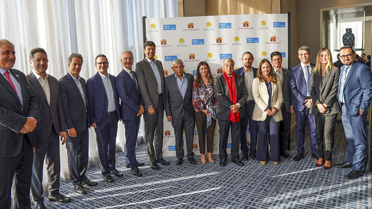 Davivienda, Seguros Bolívar y UNEP unen Fuerzas para impulsar finanzas sostenibles en América Latina Davivienda, Seguros Bolívar y la Iniciativa Financiera del Programa de las Naciones Unidas (ONU) para el Medio Ambiente (UNEP-FI) se han unido para liderar un encuentro clave con el Gobierno Nacional, entidades financieras y aseguradoras, con el objetivo de promover el desarrollo de finanzas sostenibles que impulsen una economía próspera, inclusiva y verde en América Latina y el Caribe.