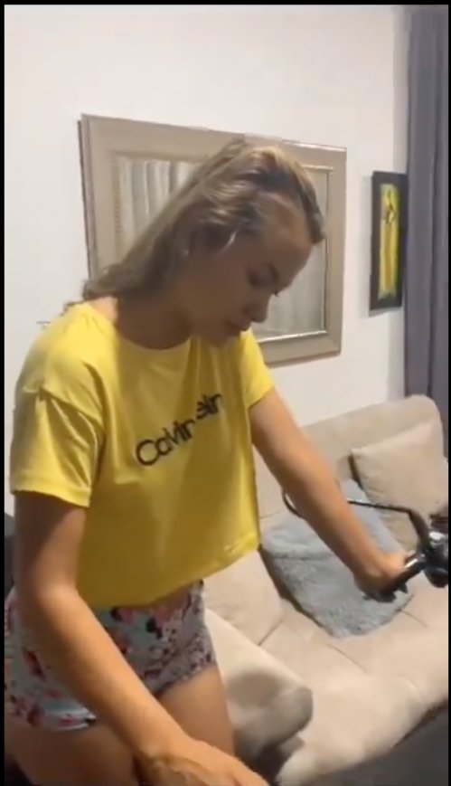 De película: agente de la Sijín pilló a su esposa siéndole infiel con un compañero 1 De película: agente de la Sijín pilló a su esposa siéndole infiel con un compañero Todo un escándalo se ha generado en las últimas horas en redes después de que se viralizara un video que revela una supuesta infidelidad. Se trata de un policía de la Sijín que descubrió a su esposa siéndole infiel con un compañero de trabajo en su propia casa, y decidió grabar la escena.