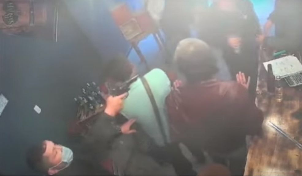 Delincuentes asaltaron bar en Bosa y se robaron más de 2 millones de pesos Tres sujetos ingresaron a un establecimiento comercial de la localidad de Bosa, donde no solo robaron el producido del día, sino también despojaron a todos los clientes.