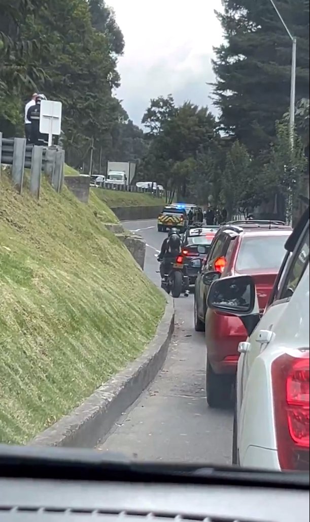 Descartan amenaza de bomba en la Av. Circunvalar Uniformados descartaron la supuesta amenaza de bomba en la Av. Circunvalar.