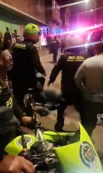 Detalles de la balacera que dejó dos policías heridos Como Wílmar Daniel Monroy Monroy fue identificado uno de los policías que resultó herido en medio de sus labores de patrullaje en límites entre Ciudad Bolívar y Soacha. Le contamos los detalles de este crimen.