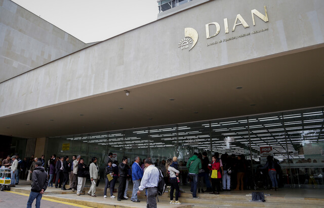 Dian anuncia que la facturación en papel deberá desaparecer este año La DIAN afirmó que este año la facturación de papel deberá desaparecer paulatinamente. Solo se usará facturación electrónica.