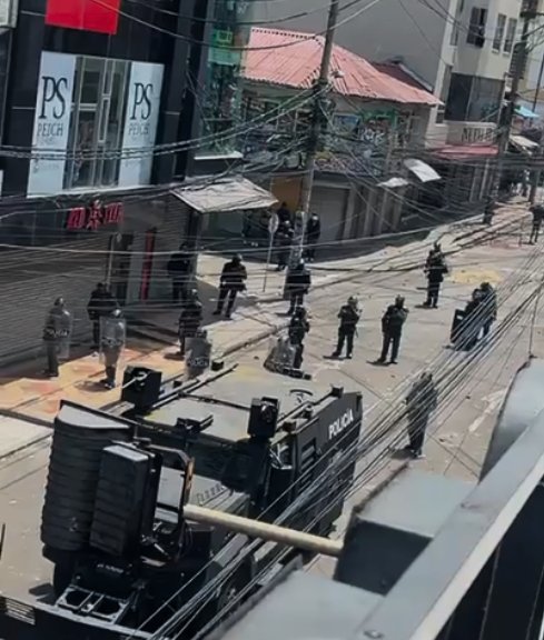 Disturbios en San Andresito dejan un herido La mañana de este lunes se registraron enfrentamientos entre comerciantes de San Andresito San José y el Esmad, dejando a una persona gravemente herida.