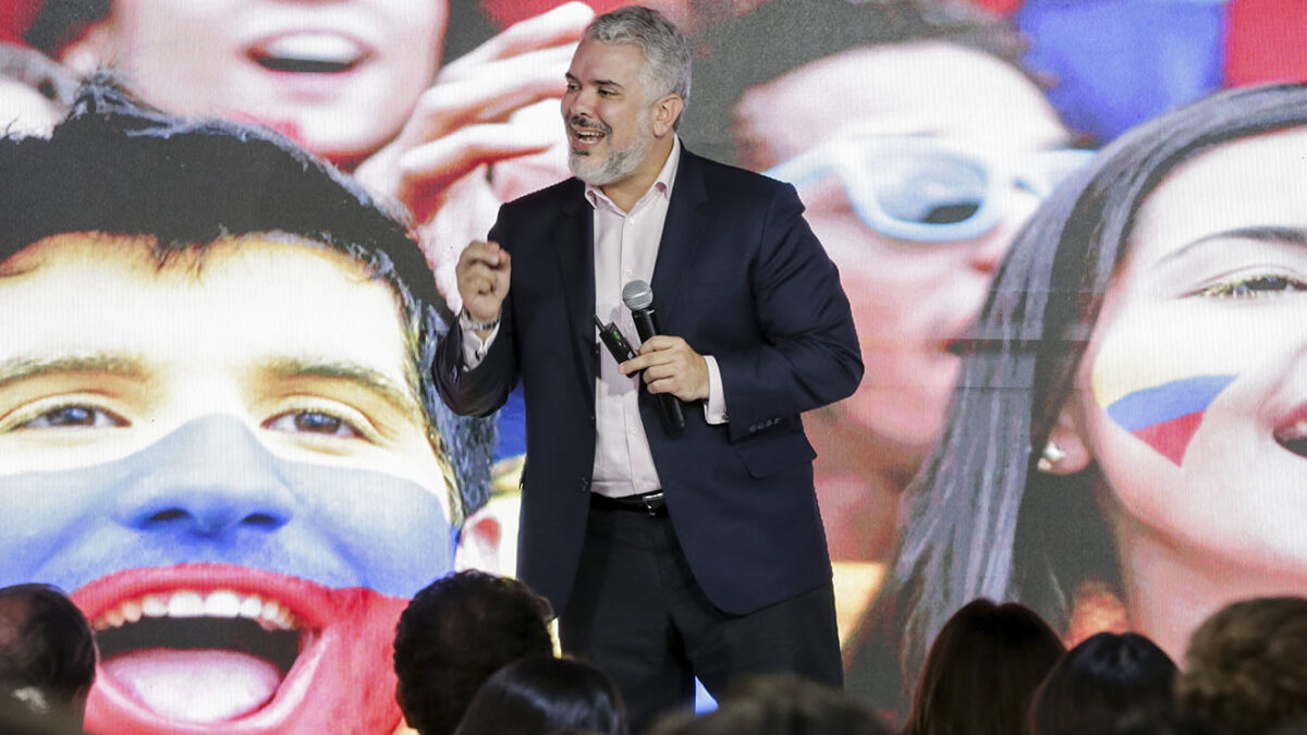 Duque lanza programa para jóvenes emprendedores El expresidente Iván Duque y su esposa, la abogada María Juliana Ruiz, presentaron oficialmente el nuevo proyecto en el que vienen trabajando: una aceleradora de liderazgos juveniles que busca formar a 120 jóvenes para que sean el futuro del país.