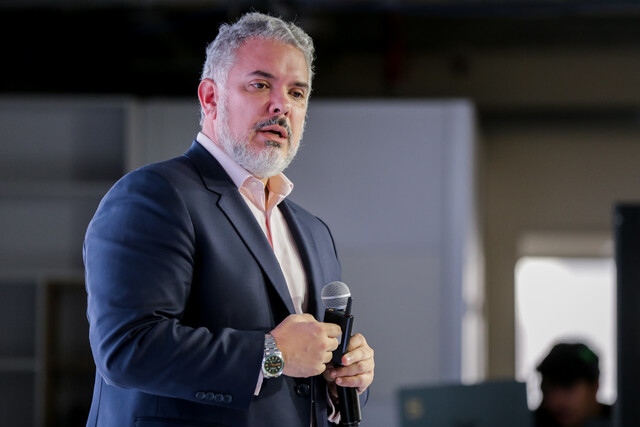 Duque lanza programa para jóvenes emprendedores 1 Duque lanza programa para jóvenes emprendedores El expresidente Iván Duque y su esposa, la abogada María Juliana Ruiz, presentaron oficialmente el nuevo proyecto en el que vienen trabajando: una aceleradora de liderazgos juveniles que busca formar a 120 jóvenes para que sean el futuro del país.