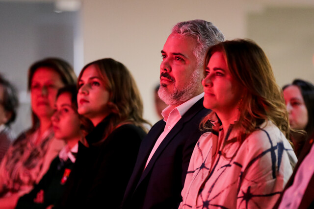 Duque lanza programa para jóvenes emprendedores 2 Duque lanza programa para jóvenes emprendedores El expresidente Iván Duque y su esposa, la abogada María Juliana Ruiz, presentaron oficialmente el nuevo proyecto en el que vienen trabajando: una aceleradora de liderazgos juveniles que busca formar a 120 jóvenes para que sean el futuro del país.