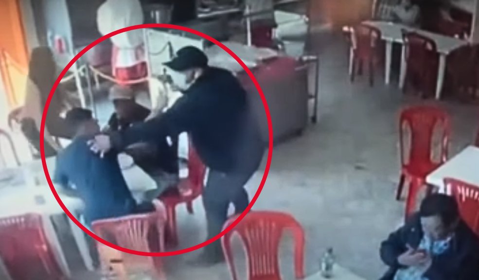EN VIDEO: Así fue como un expolicía asesinó a dos ladrones en Antonio Nariño El hecho ocurrido la tarde de este martes en un restaurante del barrio Santander, en la localidad de Antonio Nariño.