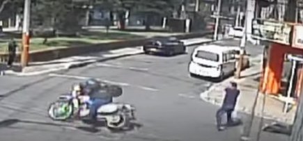 EN VIDEO: Así fue como un expolicía asesinó a dos ladrones en Antonio Nariño 1 EN VIDEO: Así fue como un expolicía asesinó a dos ladrones en Antonio Nariño El hecho ocurrido la tarde de este martes en un restaurante del barrio Santander, en la localidad de Antonio Nariño.