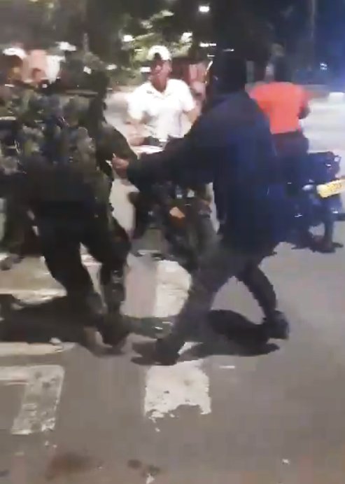 EN VIDEO: Asonada contra el Ejército en Cauca dejó 15 militares heridos En horas de la noche del pasado domingo, 25 de febrero, se registró una asonada en el municipio de Caloto, Cauca, que dejó 15 militares heridos. Un grupo de personas se fue contra los uniformados adscritos a la Tercera División del Ejército.