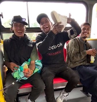 EN VIDEO: Dejaron de oler pegante para arreglar el zapato de una pasajera en TM Cuatro sujetos que viajaban en TransMilenio consumiendo pegante ayudaron a una joven a la que se le despegó la suela del zapato.