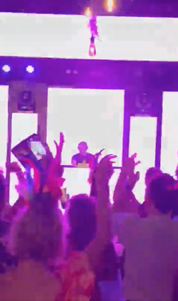 EN VIDEO: Expresidente Iván Duque apareció como DJ en fiesta privada 1 EN VIDEO: Expresidente Iván Duque apareció como DJ en fiesta privada En redes sociales se viralizaron videos en los que aparece el expresidente Iván Duque mostrando sus habilidades como DJ en una fiesta privada en Cartagena.