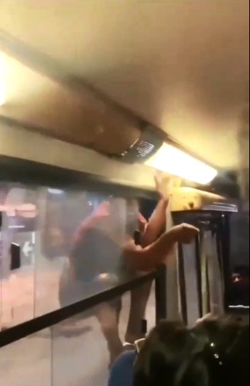 EN VIDEO: Hombre se trepó a la ventana de un bus en movimiento al ver a su pareja con otro hombre 1 EN VIDEO: Hombre se trepó a la ventana de un bus en movimiento al ver a su pareja con otro hombre Un hombre descendió de su motocicleta y se lanzó velozmente hacia el transporte público. El hecho quedó registrado en video.