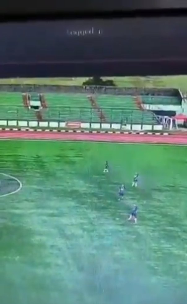 EN VIDEO: Impactante momento en el que futbolista muere tras ser alcanzado por un rayo 1 EN VIDEO: Impactante momento en el que futbolista muere tras ser alcanzado por un rayo En medio de un partido, un futbolista murió al ser impactado por un rayo y otro más quedó herido.