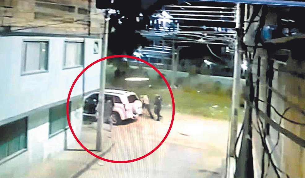 EN VIDEO: Momento exacto en el que asesinan a un hombre en La Alquería En video quedó registrado el momento en el que asesinan a un hombre en el barrio Alquería La Fragua. El cuerpo de la víctima permaneció tendido en vía pública hasta que fue encontrado por policías que patrullaban la zona. Los atacantes huyeron en un vehículo.